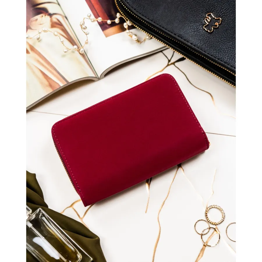 Poziomy portfel damski ze skóry ekologicznej w bordowym kolorze, zamykany suwakiem i zatrzaskiem Peterson PTN 001-THU