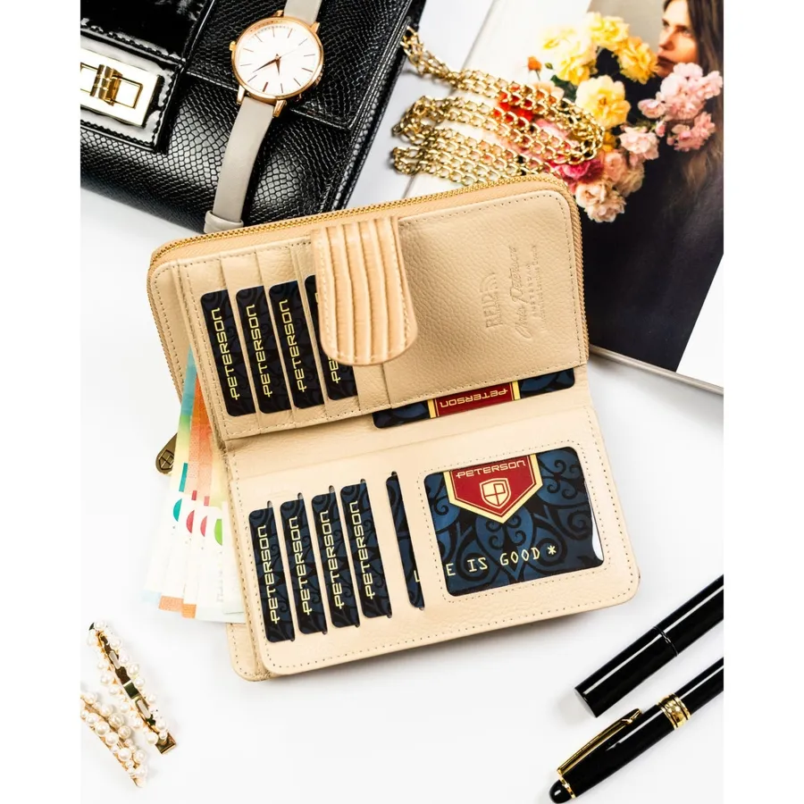Beżowy portfel w orientacji pionowej wykonany ze skóry naturalnej i ekologicznej ze wzorem w plecionkę - Peterson
