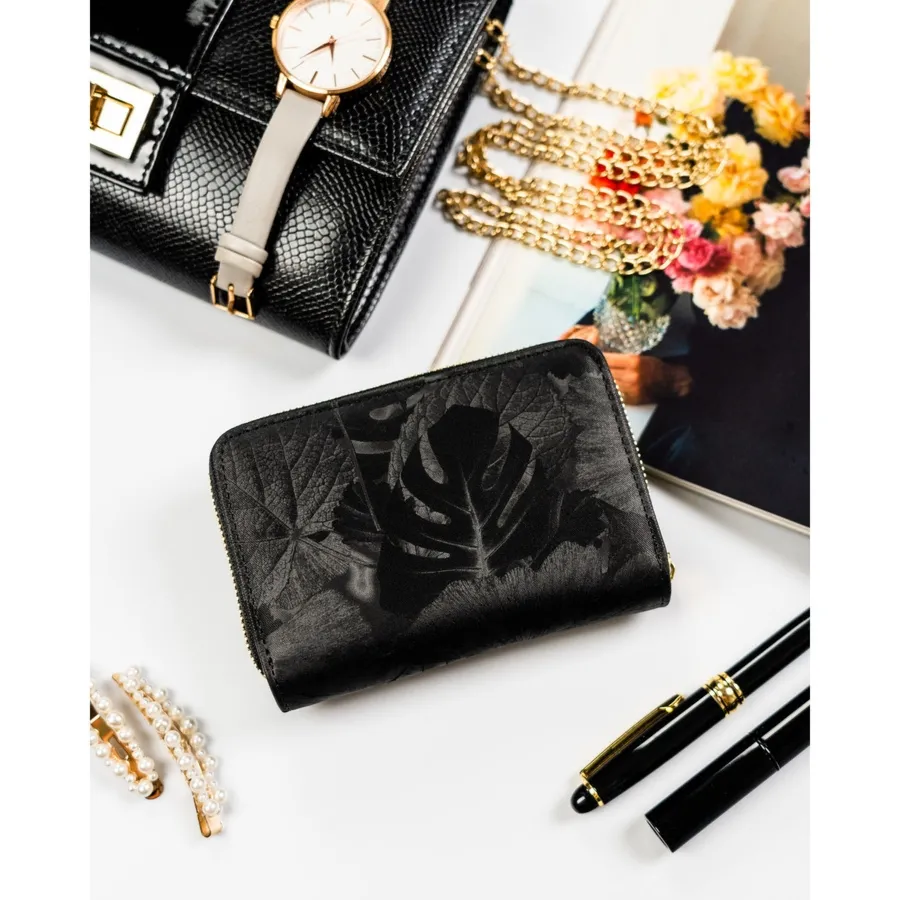 Portfel w orientacji pionowej wykonany ze skóry naturalnej i ekologicznej w czarnym kolorze - Peterson