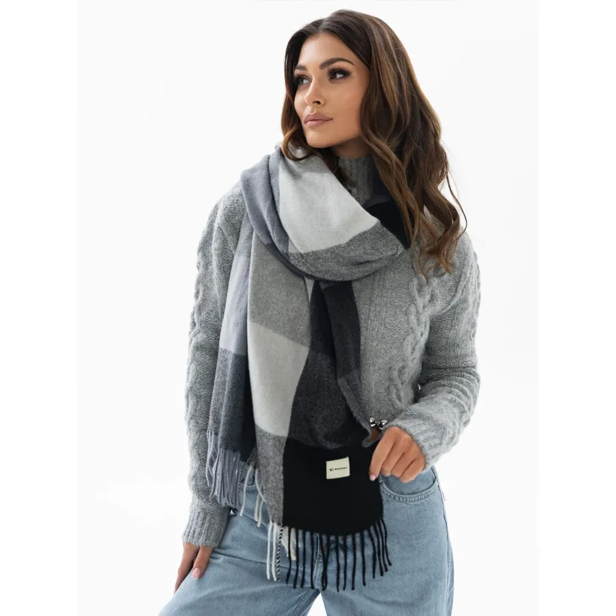 Dwustronny szal damski z poliestru w dominującym czarnym kolorze, ozdobiony frędzlami - Rovicky