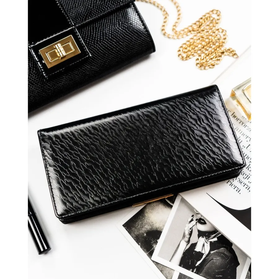 Lakierowany portfel damski ze skóry ekologicznej w czarnym kolorze zamykany na zatrzask i suwak PTN 005-NF8Peterson