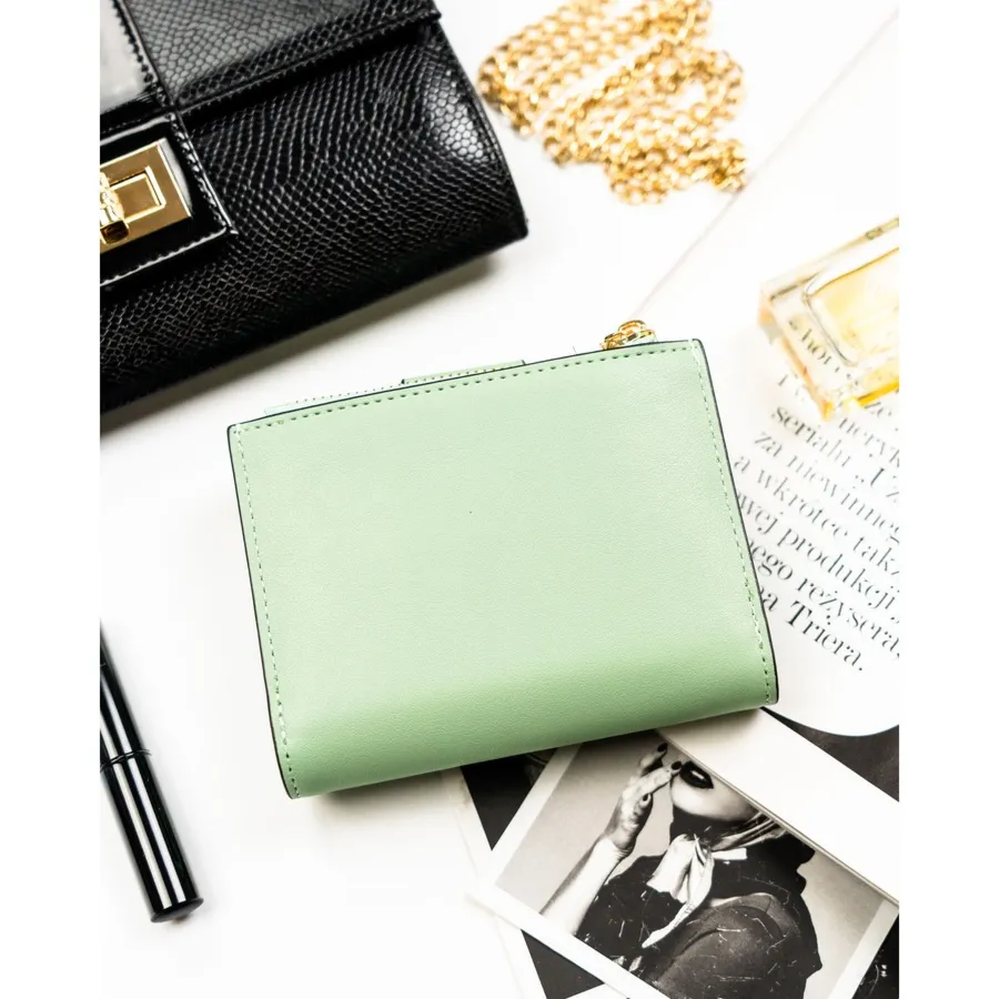 Zielony portfel damski ze skóry ekologicznej zamykany na suwak i zatrzask PTN 012-JK6 Peterson