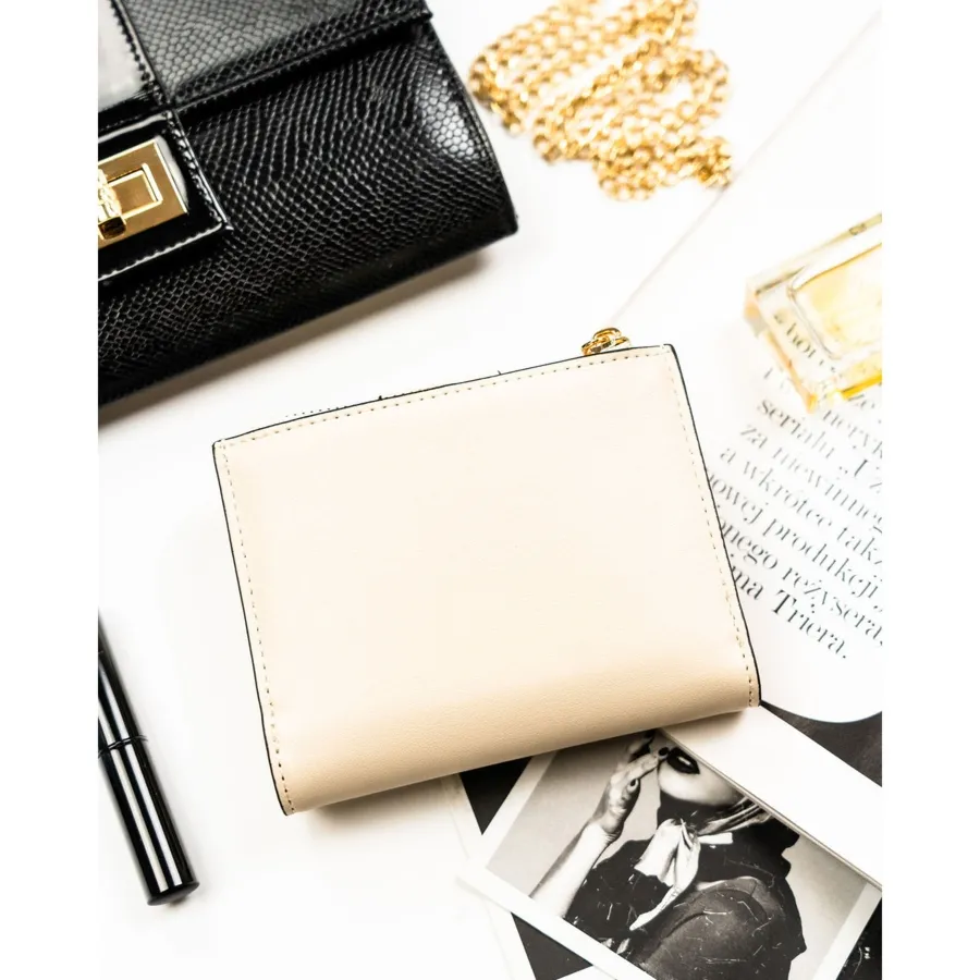 Średni portfel damski ze skóry ekologicznej w beżowym kolorze, mieści dowód rejestracyjny PTN 012-JK6 Peterson