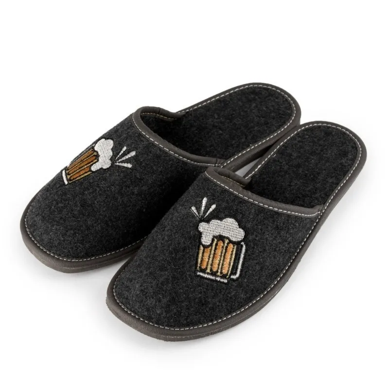 Męskie kapcie filcowe R.40 z haftem kufla śmieszne i wygodne KM-13-BL-40