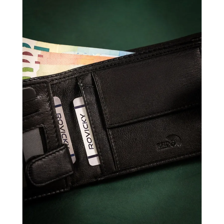 Duży, skórzany portfel męski w czarnym kolorze wyposażony w system RFID, zamykany zatrzaskiem - Rovicky