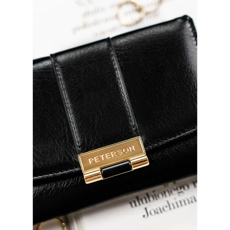 Poziomy portfel damski wykonany ze skóry ekologicznej w czarnym kolorze, zamykany na zatrzask - Peterson