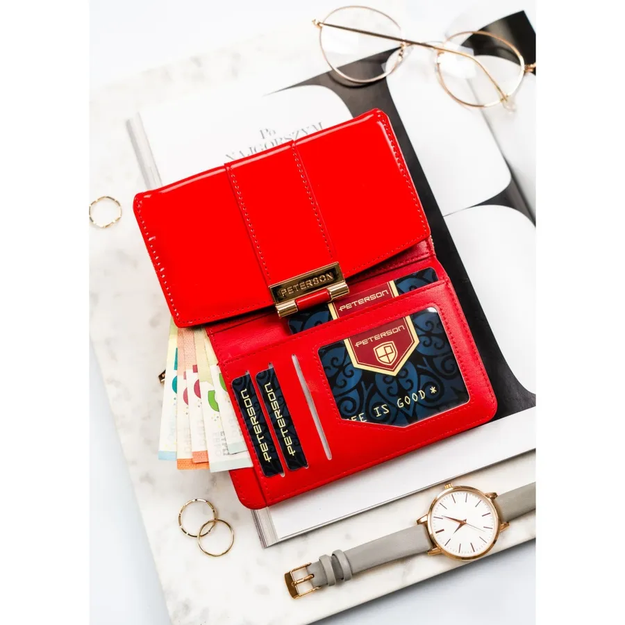 Czerwony, poziomy portfel damski wykonany z lakierowanej skóry ekologicznej - Peterson