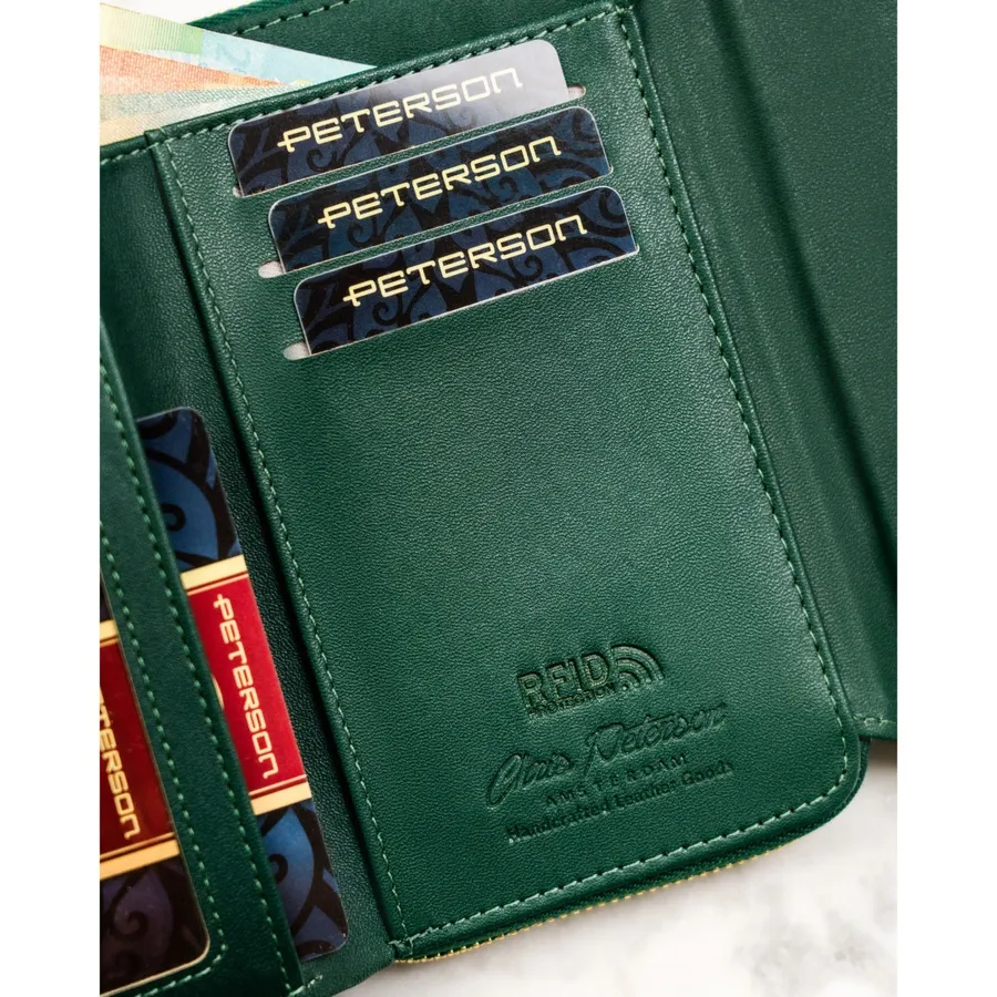 Poziomy portfel damski z lakierowanej skóry ekologicznej w zielonym kolorze, wyposażony w system RFID - Peterson