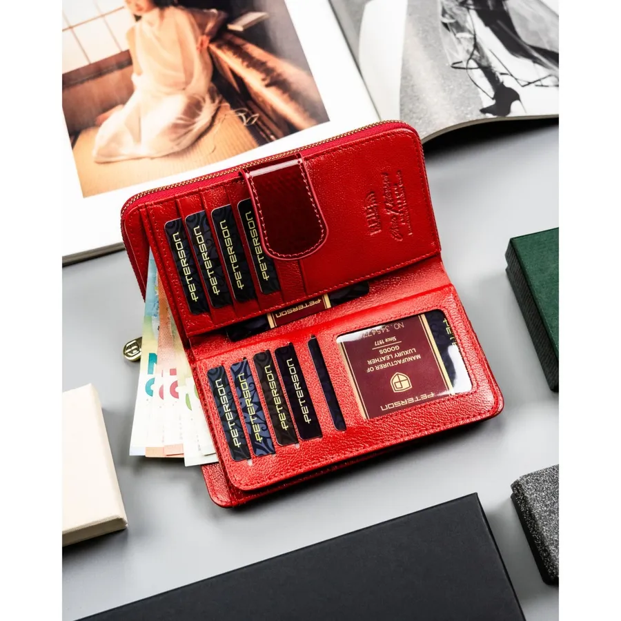 Pionowy portfel damski z lakierowanej skóry naturalnej w czerwonym kolorze - Peterson