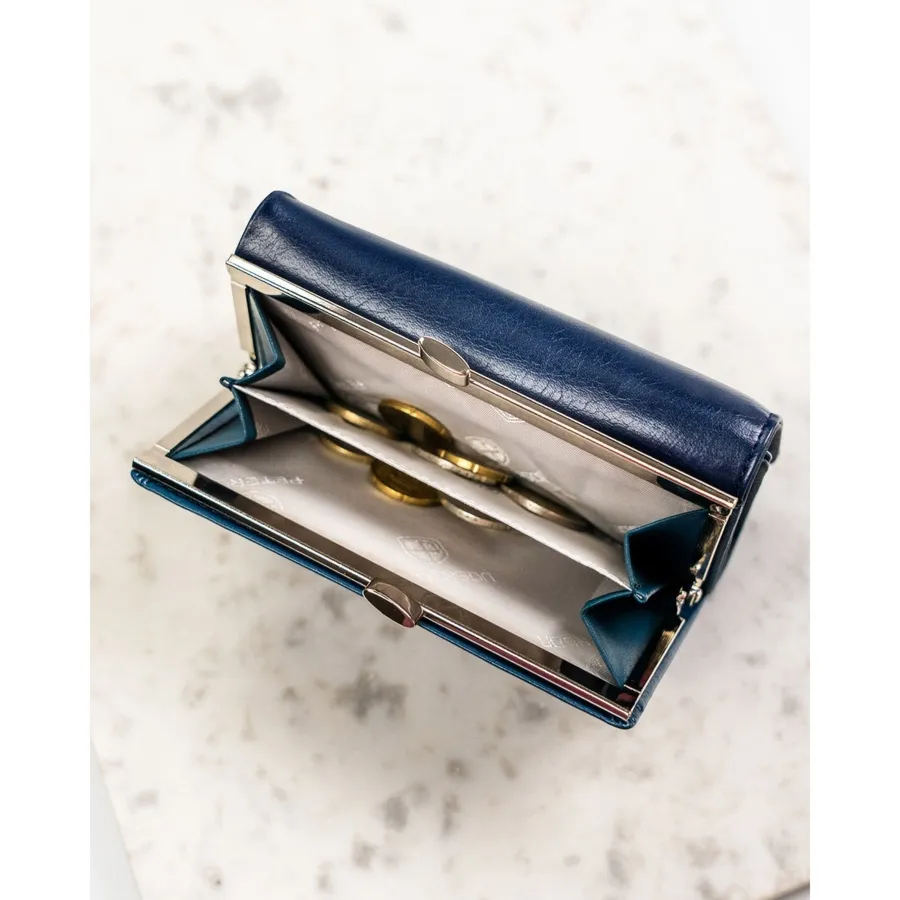 Portfel damski ze skóry naturalnej i ekologicznej w granatowym kolorze zamykany na zatrzask i bigiel - Peterson