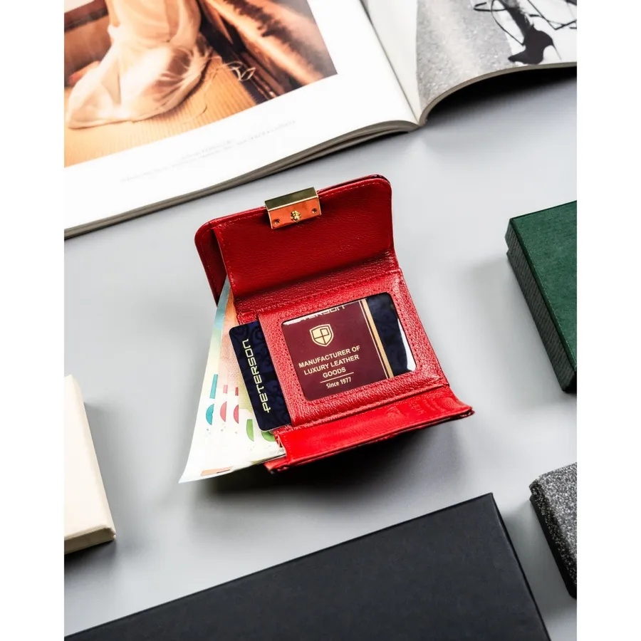 Mały, skórzany portfel damski w czerwonym kolorze zamykany na zatrzask i bigiel - Peterson