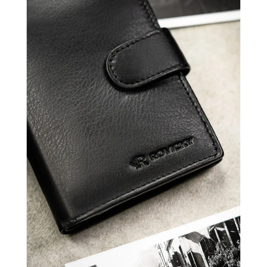 Czarny portfel męski ze skóry naturalnej mieszczący dowód rejestracyjny i wyposażony w system RFID - Rovicky