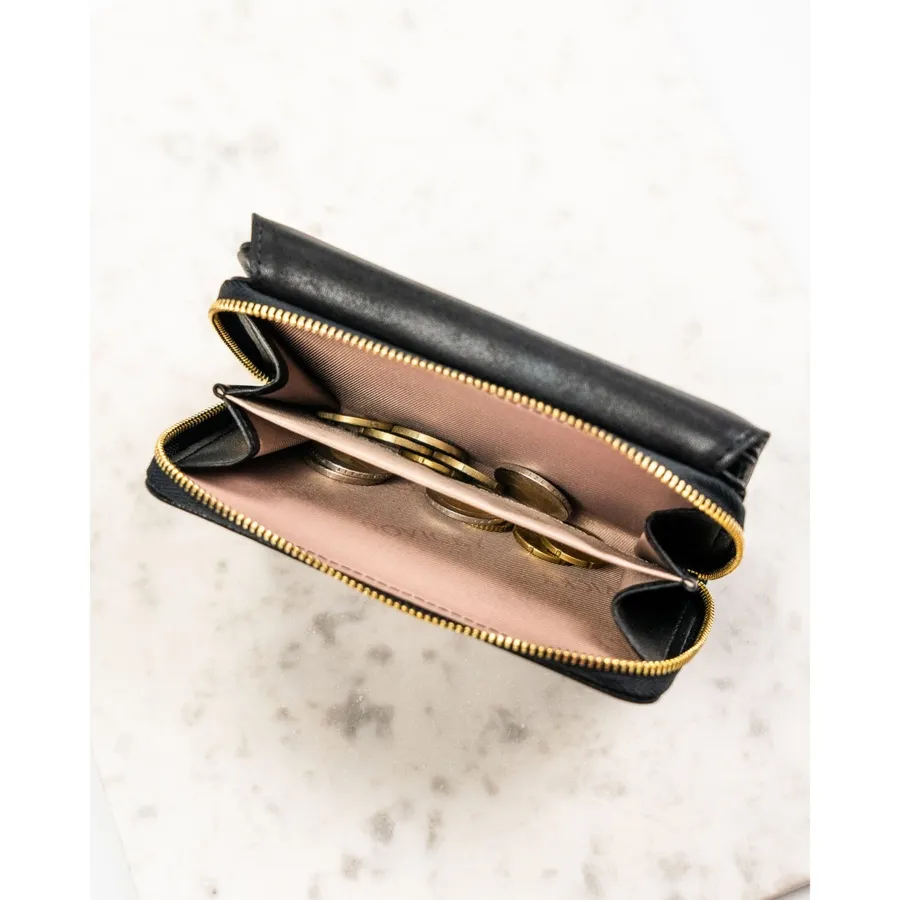 Średni portfel damski ze skóry ekologicznej w czarnym kolorze, model mieszczący dowód rejestracyjny - Rovicky