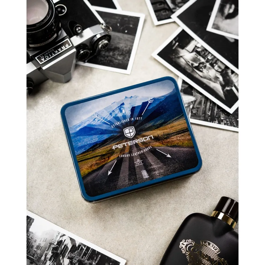 Pionowy, skórzany portfel męski w czarnym kolorze bez zapięcia zewnętrznego - Peterson