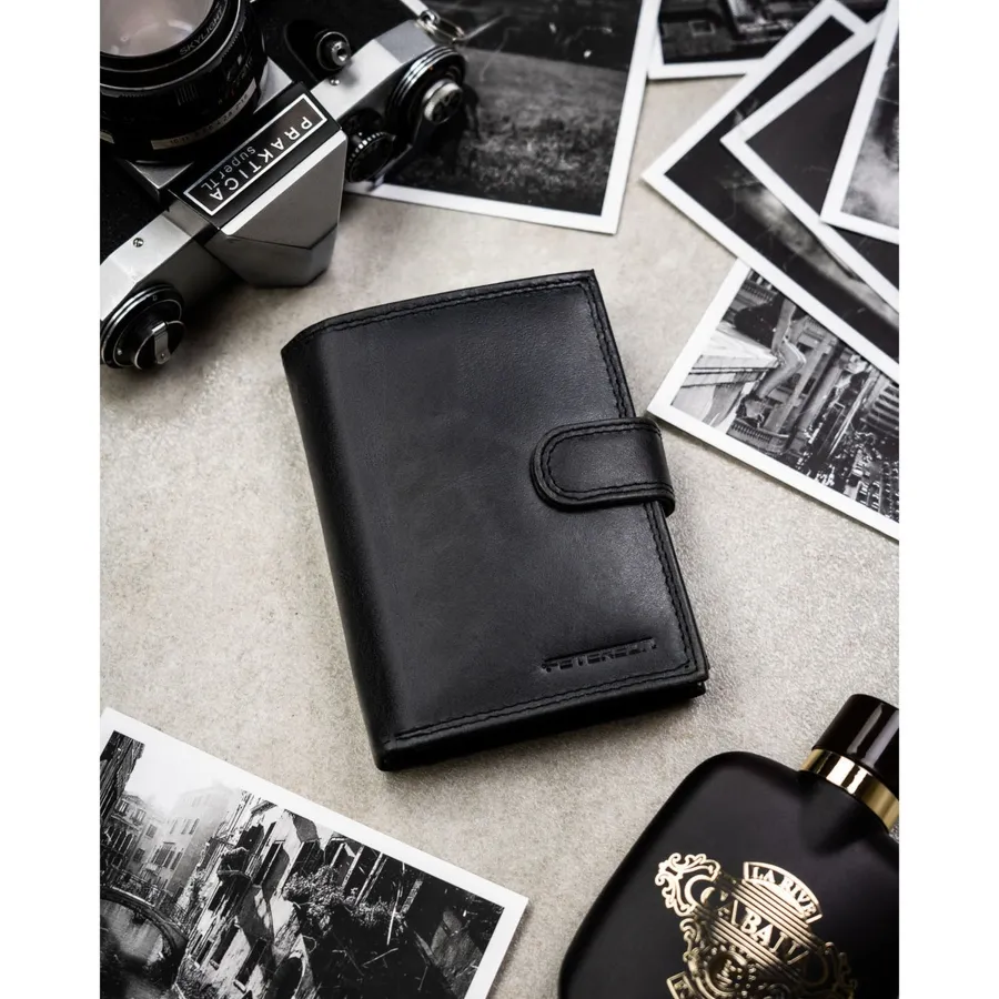 Pionowy portfel męski ze skóry naturalnej w czarnym kolorze zamykany na zatrzask - Peterson