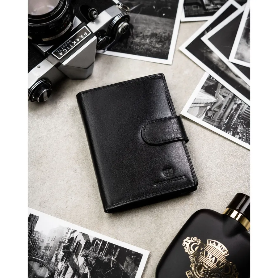 Klasyczny, skórzany portfel męski w czarnym kolorze zamykany zatrzaskiem - Peterson
