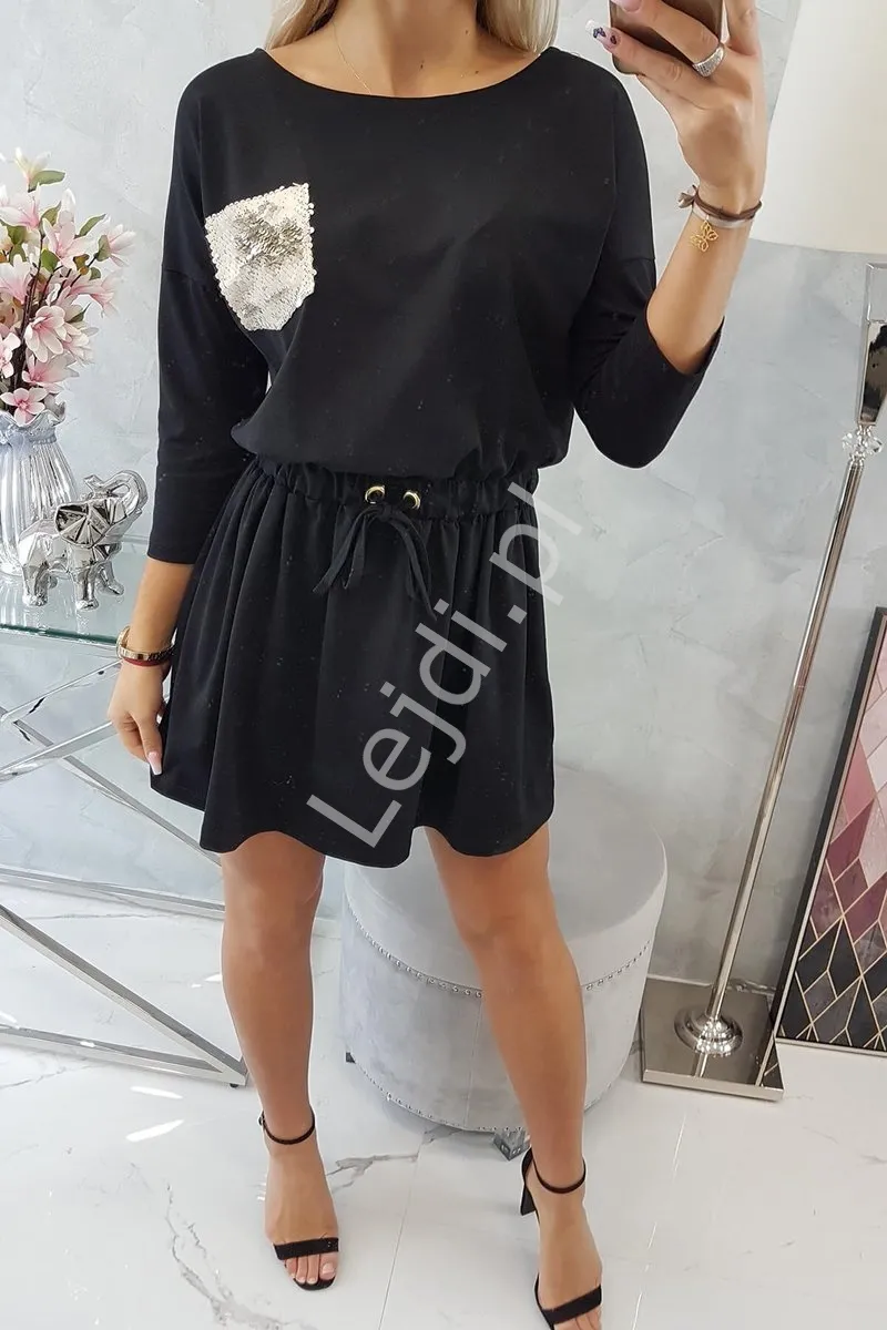 Czarna sukienka z kieszonką z cekinami 9004