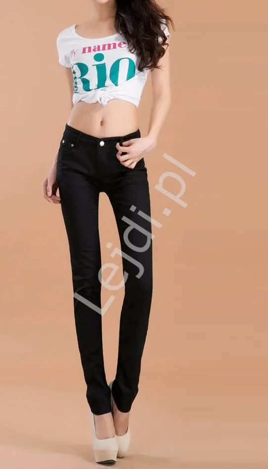 Czarne spodnie obcisłe, jeansy rurki