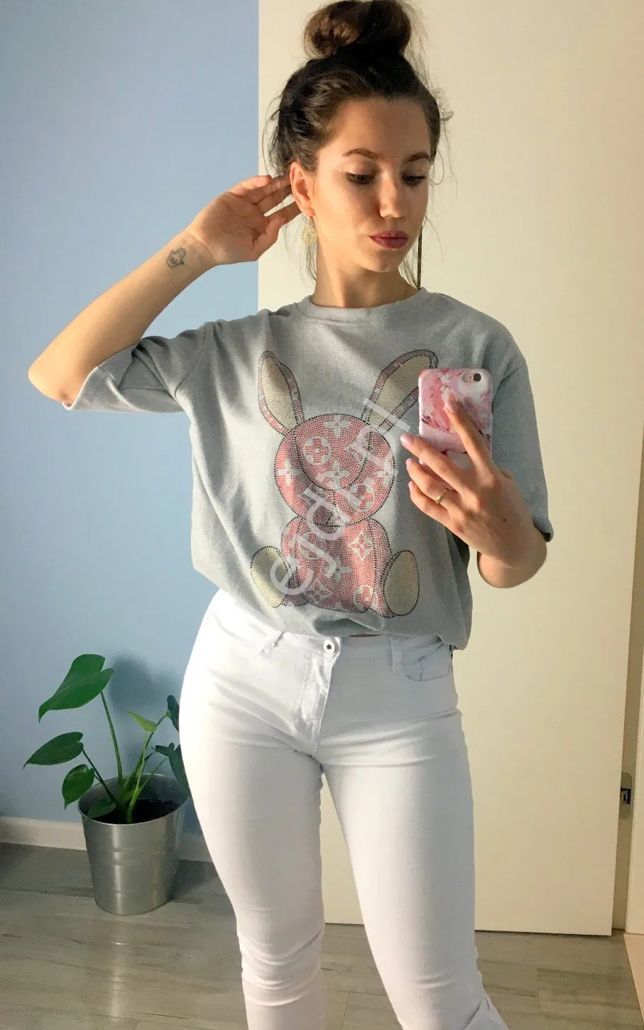 Białe spodnie jeansowe, białe jeansy na lato