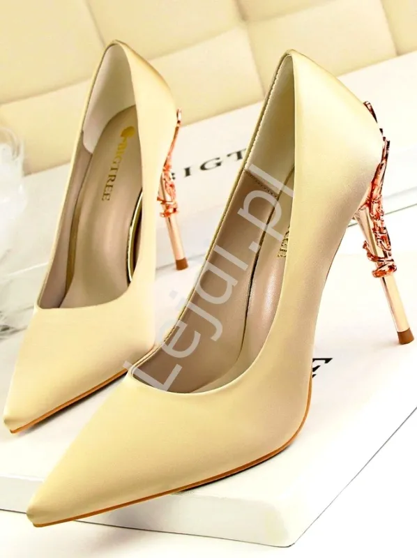 Złote szpilki  z ozdobnym ażurowym obcasem 6486