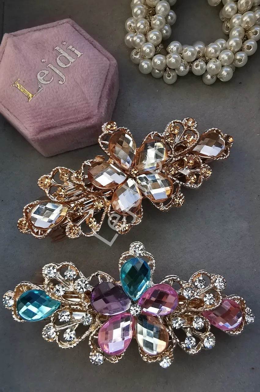 Spinka z kolorowymi kryształkami z kwiatem