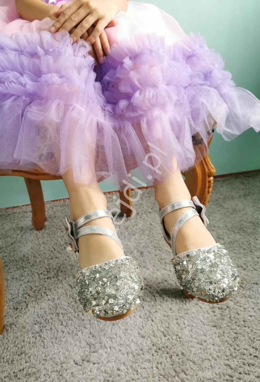 Srebrne wieczorowe buciki dla dziewczynki z kokardą i cekinami