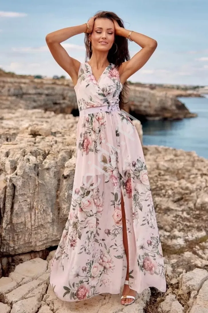 Kopertowa kwiecista sukienka  Roco jasno różowa D03