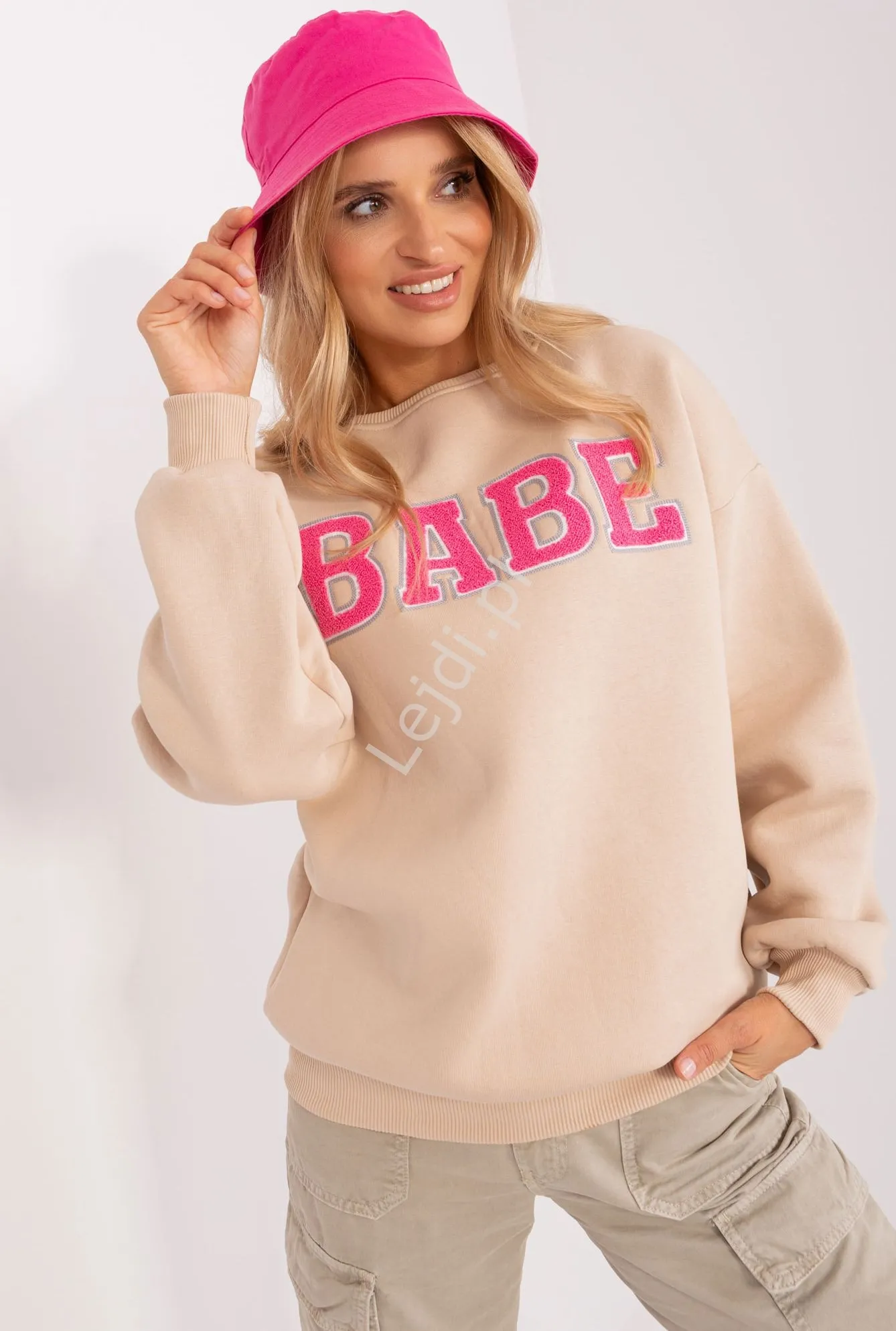 Beżowa bluza dresowa z różowym napisem BABE