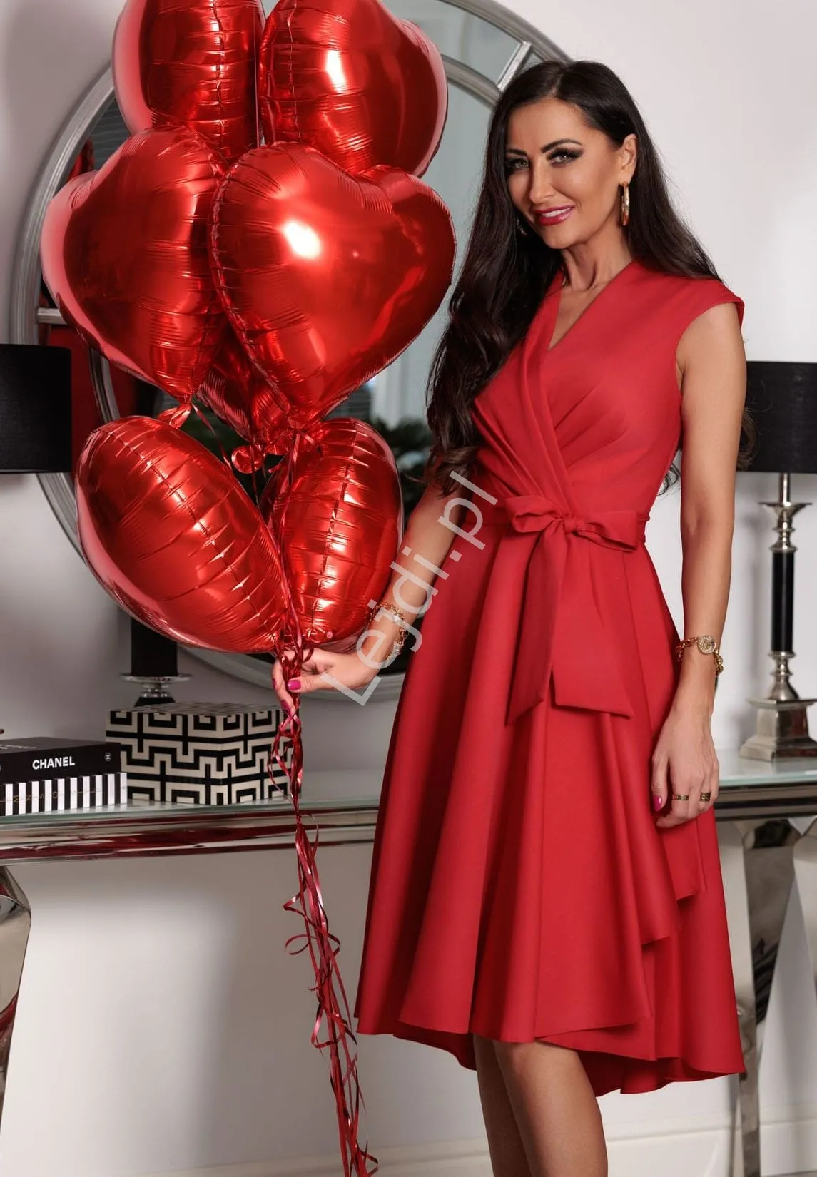 Czerwone sukienka midi na szerszych ramiączkach Chiara