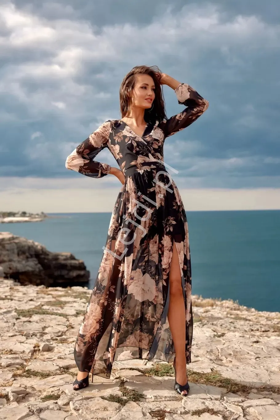 Kopertowa sukienka w  kwiaty róże Roco odcienie czerni i beżu 419- U78