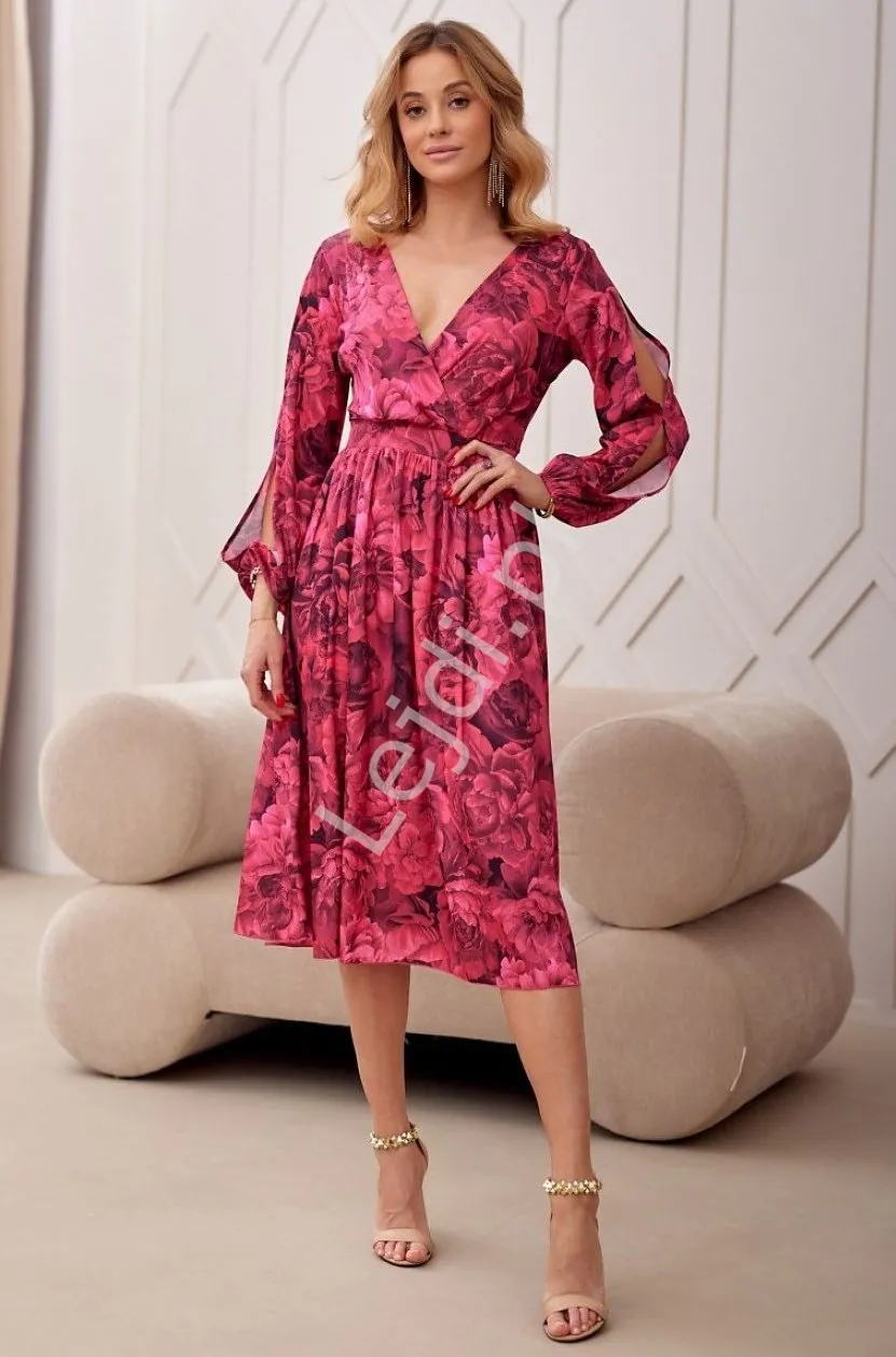 Sukienka w róże z kopertowym dekoltem