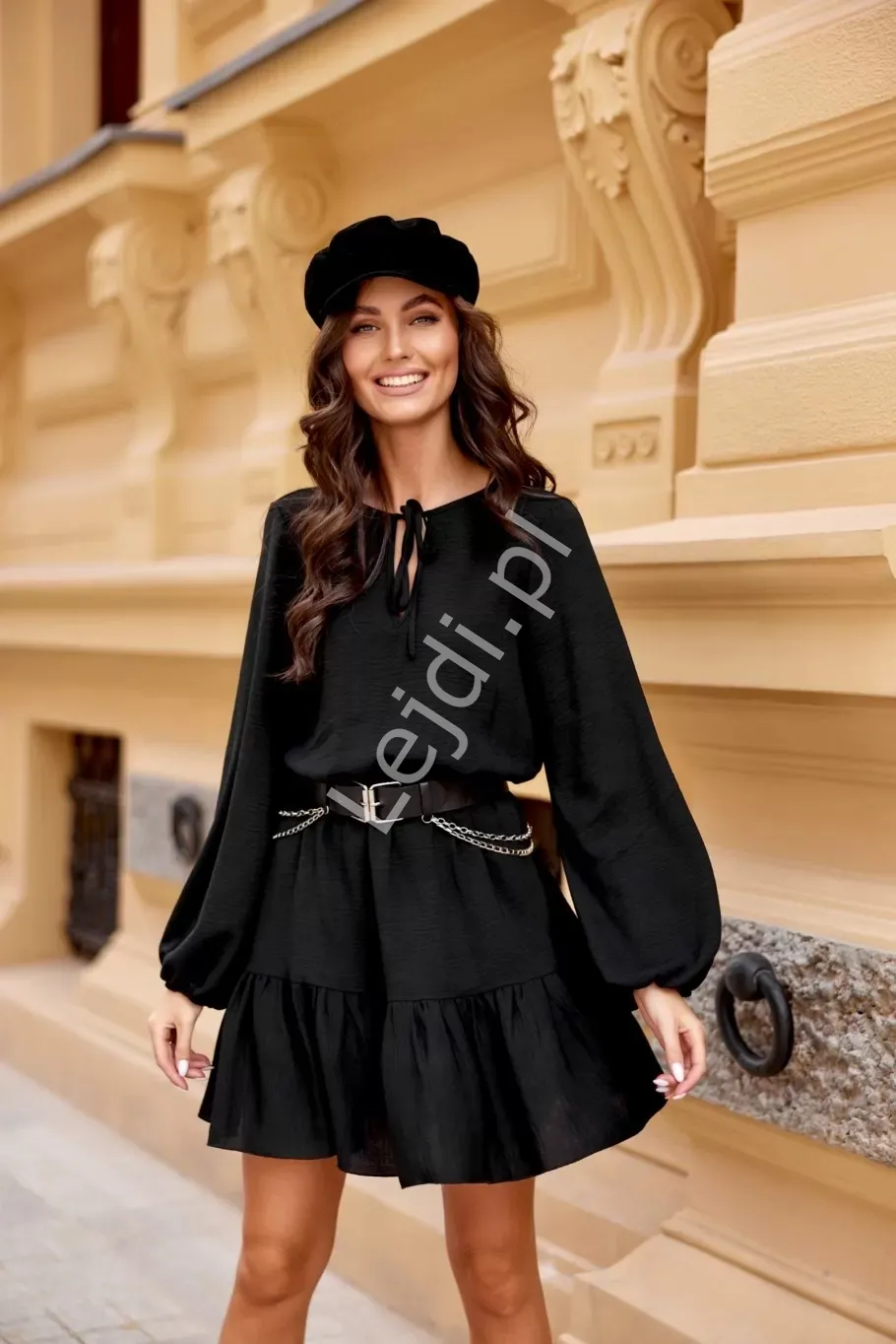 Sukienka z długim rękawem z falbaną czarna 305