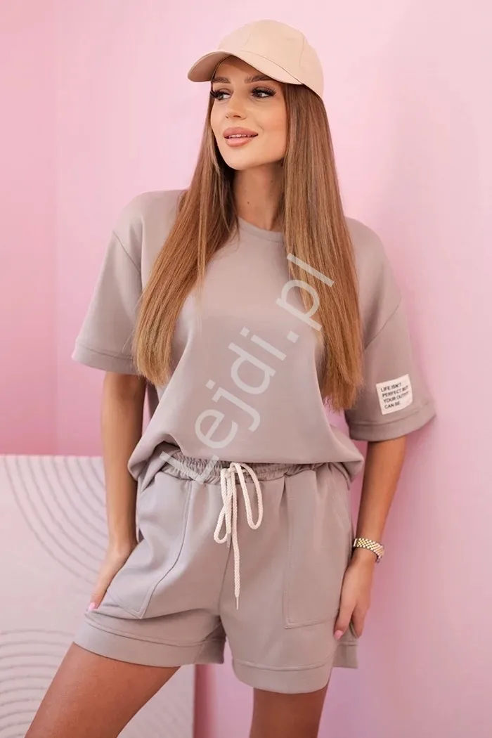 Włoski komplet bluzka masełko + krótkie spodenki mocca 7358 Play Like A Girl