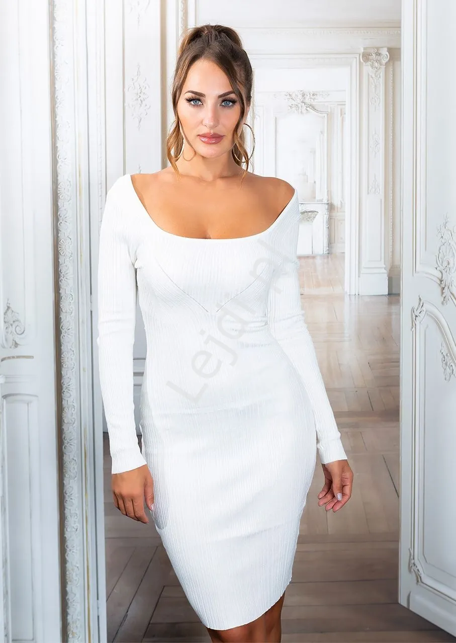 Biała dzianinowa sukienka w prążek z ażurowym wzorem na dekolcie 194