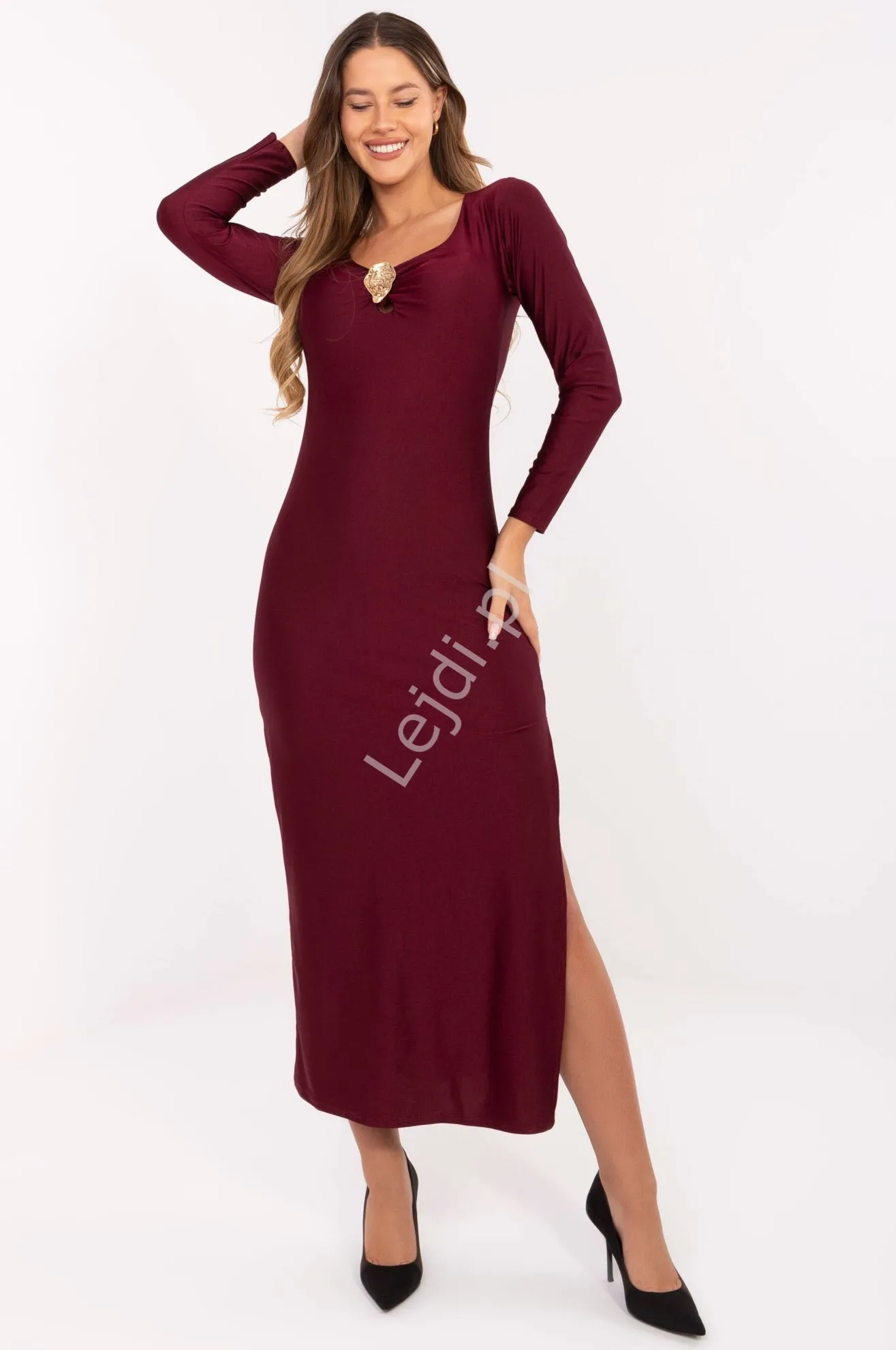 Bordowa wieczorowa sukienka z rozcięciem z broszką przy dekolcie 21619