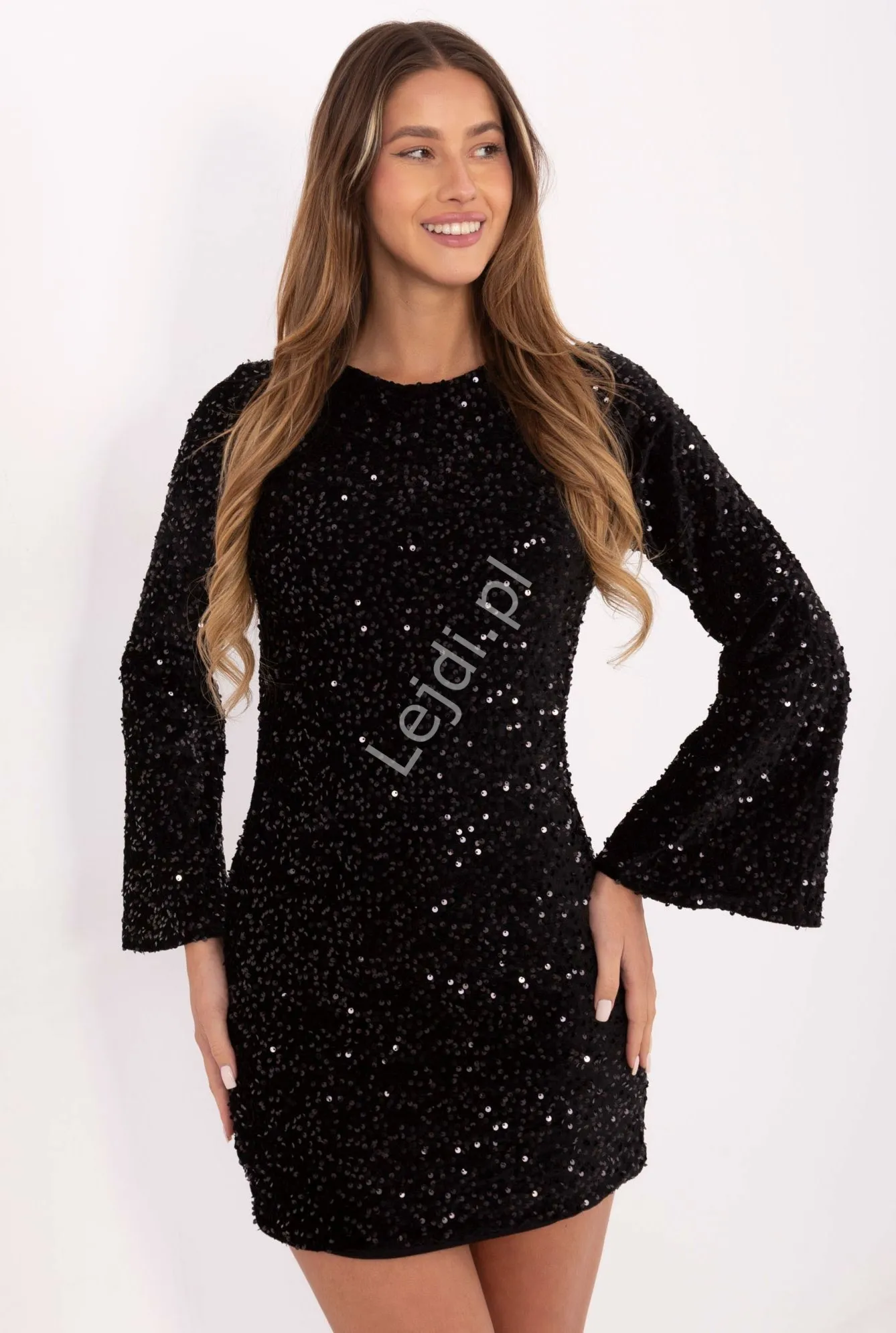 Czarna cekinowa sukienka Santa's Deligh 2 o kroju ołowkowym z poszerzanymi rekawami ITALY MODA 20030