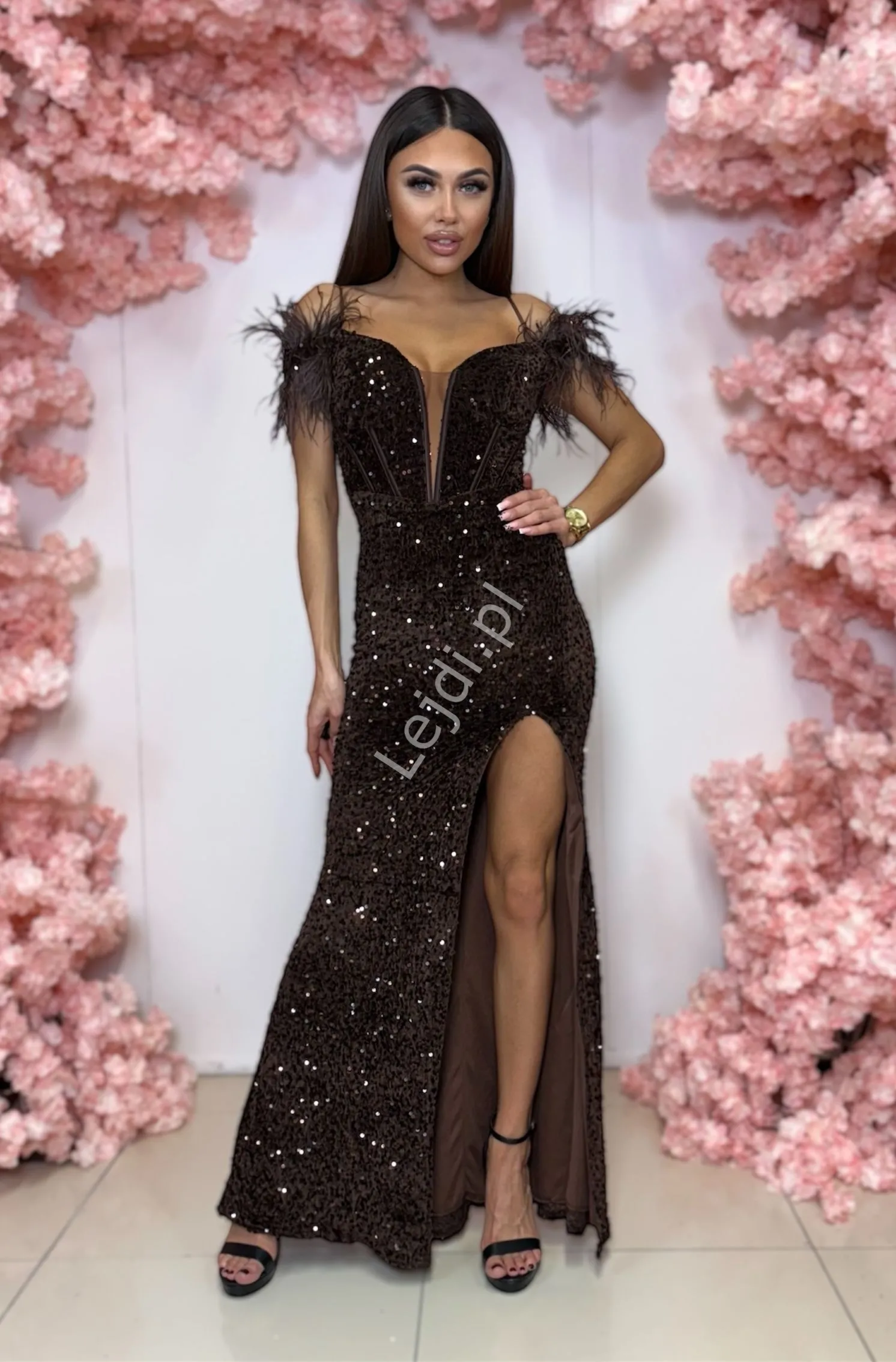 Cekinowa brązowa sukienka wieczorowa na studniówkę, gale , bal, sylwestra z piórami marabuta