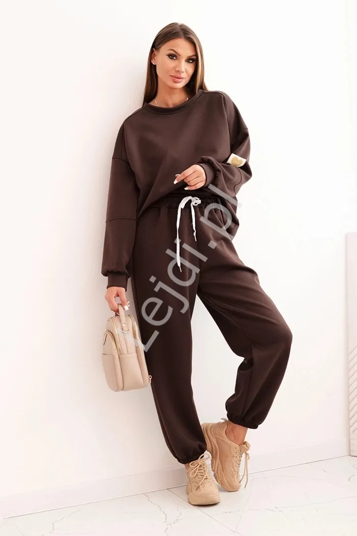 Czaekoladowy komplet damski masełkowy z luźną bluzą i spodniami z serduszkiem i napisem LOVE , brązowy dres damski