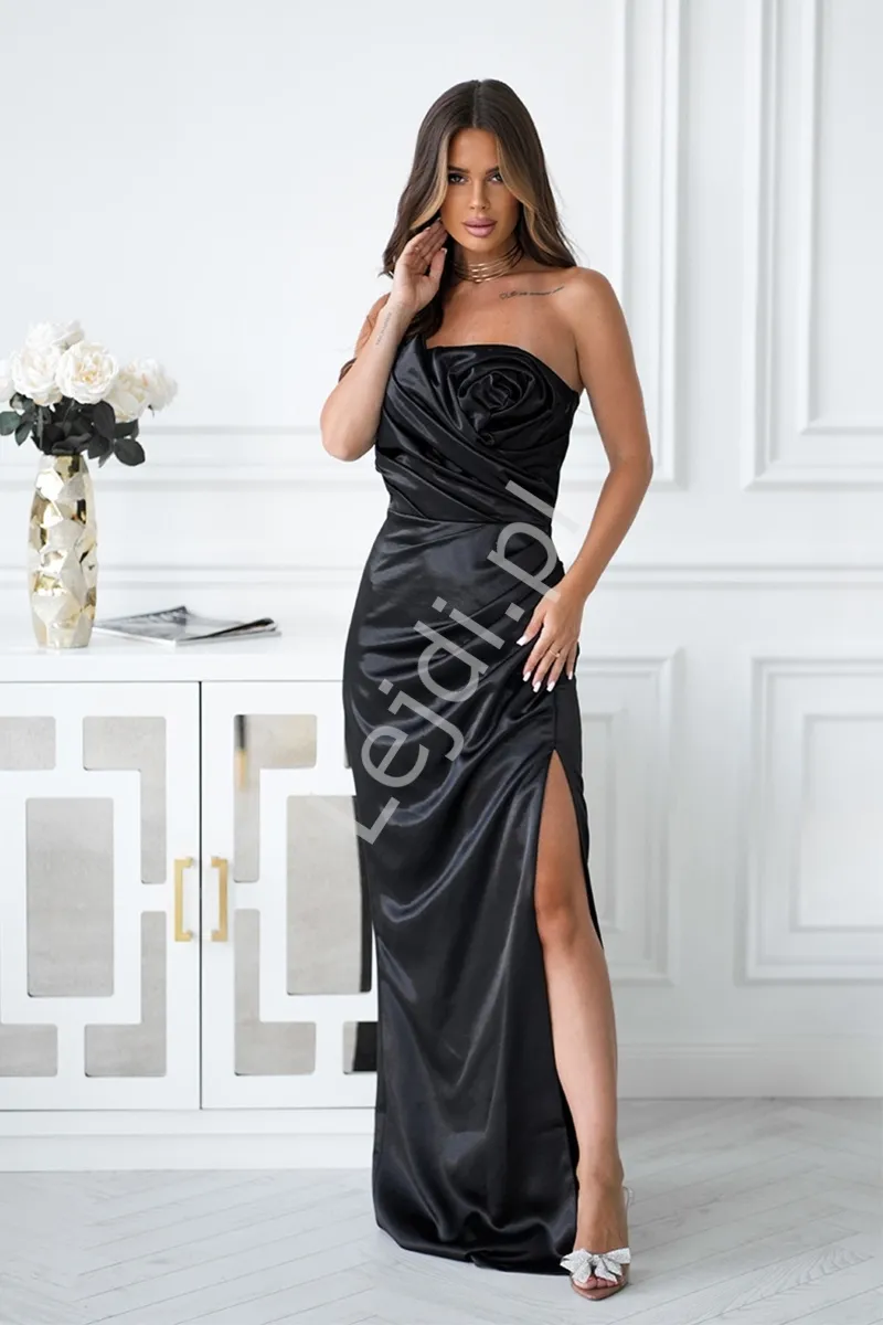 Zjawiskowa suknia czarnaz różą na biuście hb335