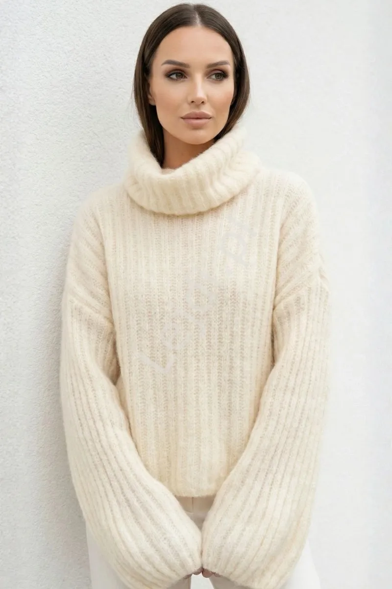 Kremowy moherowy sweter z golfem szerokimi rękawami BETTER THAN THAT 2 , 60% moher 1899