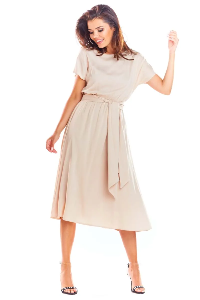 Rozkloszowana sukienka z kimonowym rękawem - beżowa - Rozmiar: 36