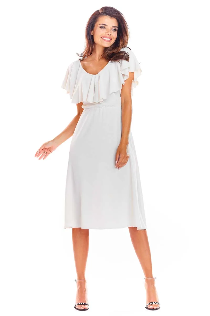 Midi sukienka z falbanką przy dekolcie - beżowa - Rozmiar: 38