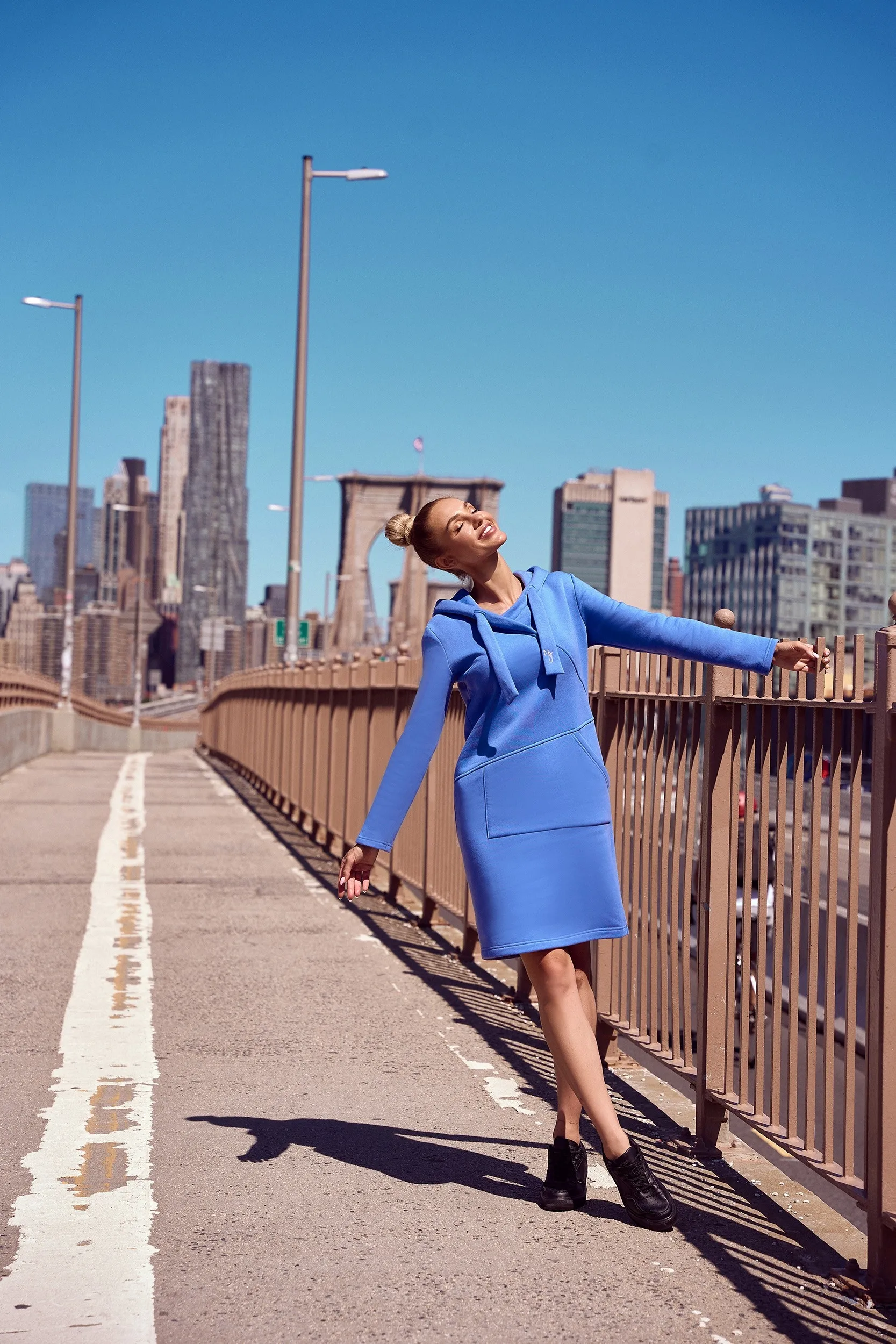 Sukienka z kapturem i kieszenią - fioletowa - Rozmiar: S