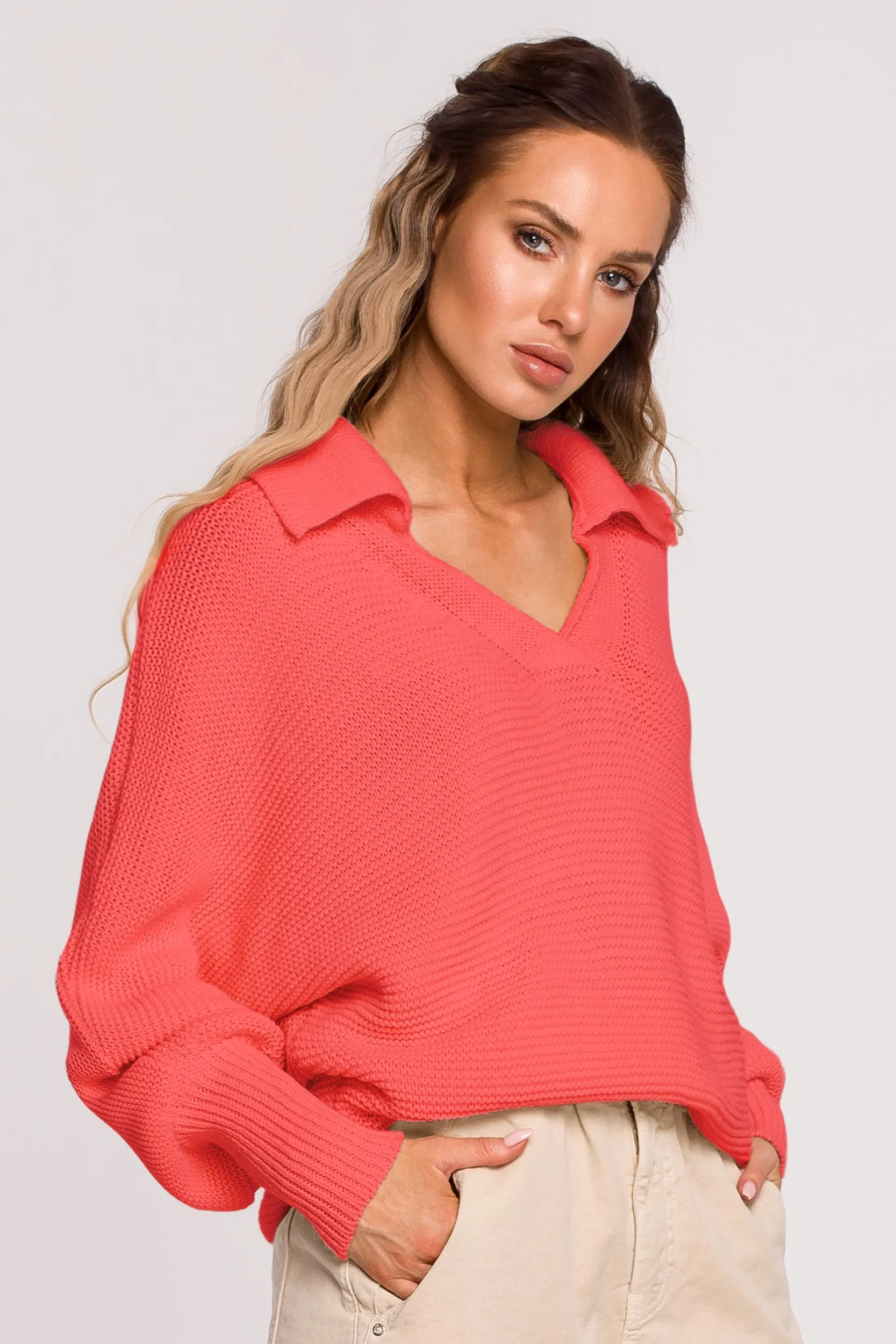 Sweter z modnym kołnierzem - brzoskwiniowy - Rozmiar: L/XL