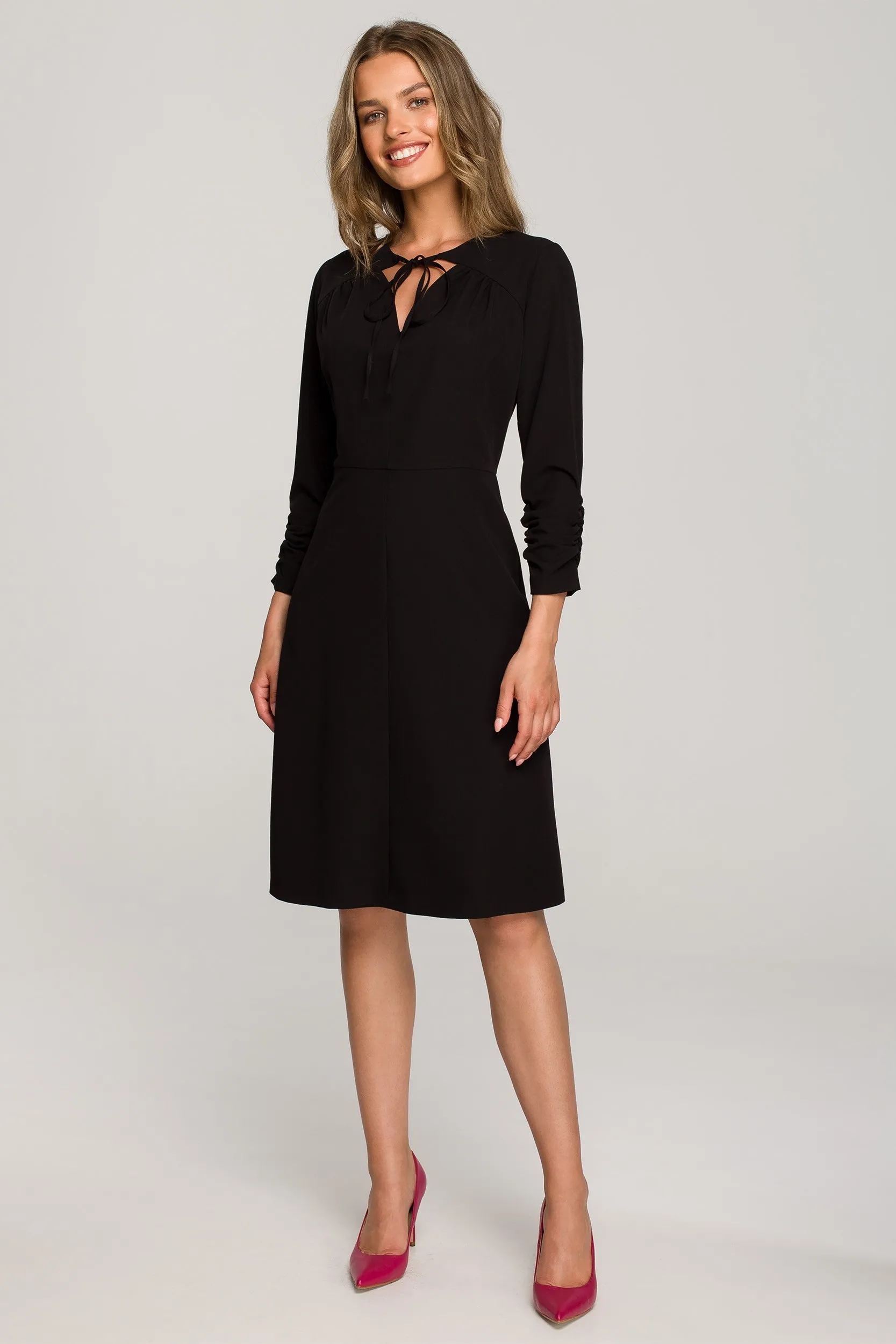 Rozkloszowana sukienka z wiązanym dekoltem - Czarna - Rozmiar: S