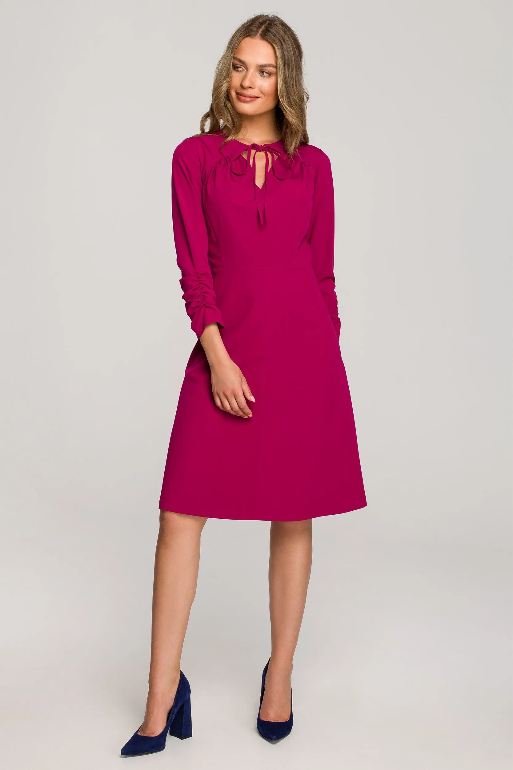 Rozkloszowana sukienka z wiązanym dekoltem - Śliwkowa - Rozmiar: S