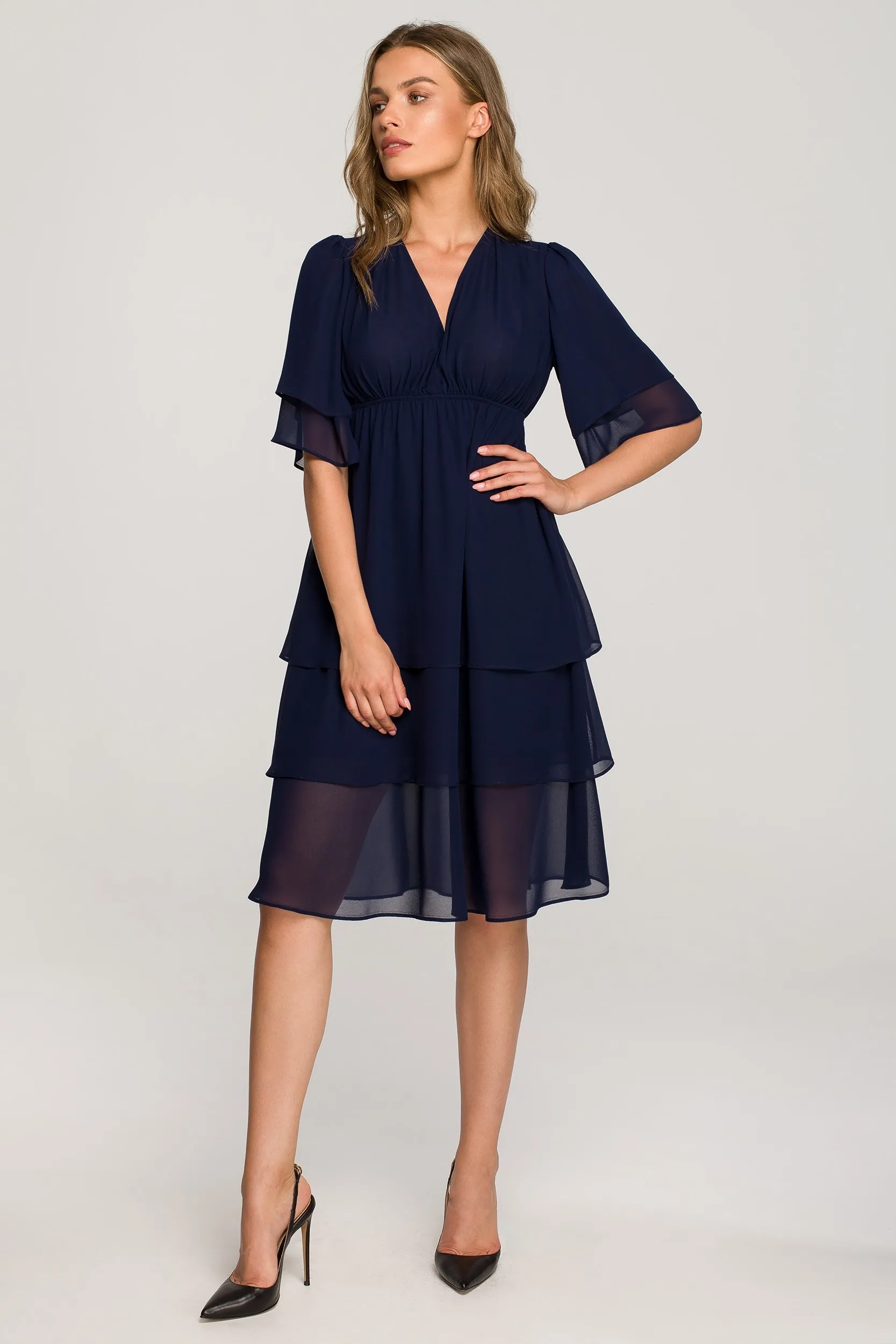 Rozkloszowana sukienka z falbankami i dekoltem - Granatowa - Rozmiar: L