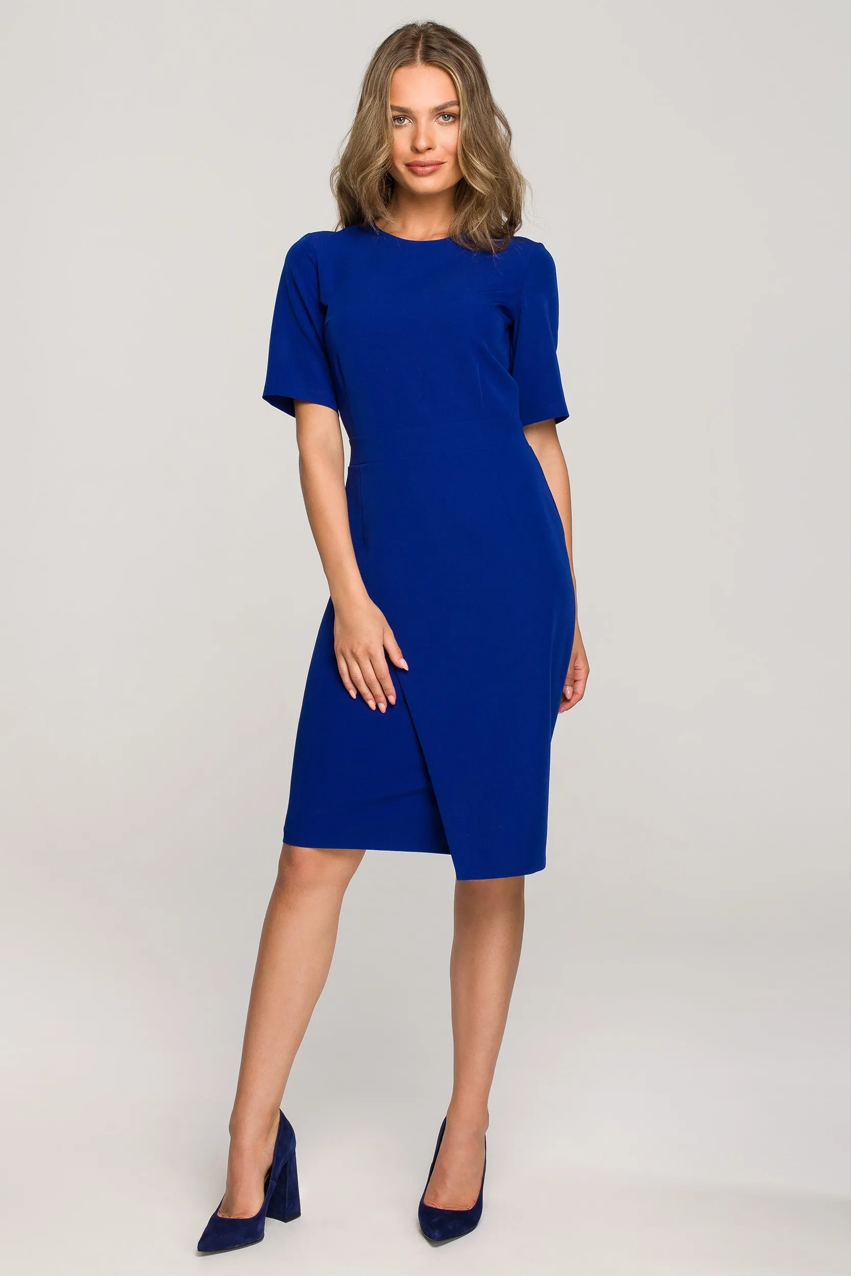 Trapezowa sukienka z zakładkami i krótkim rękawem - Chabrowa - Rozmiar: XXL