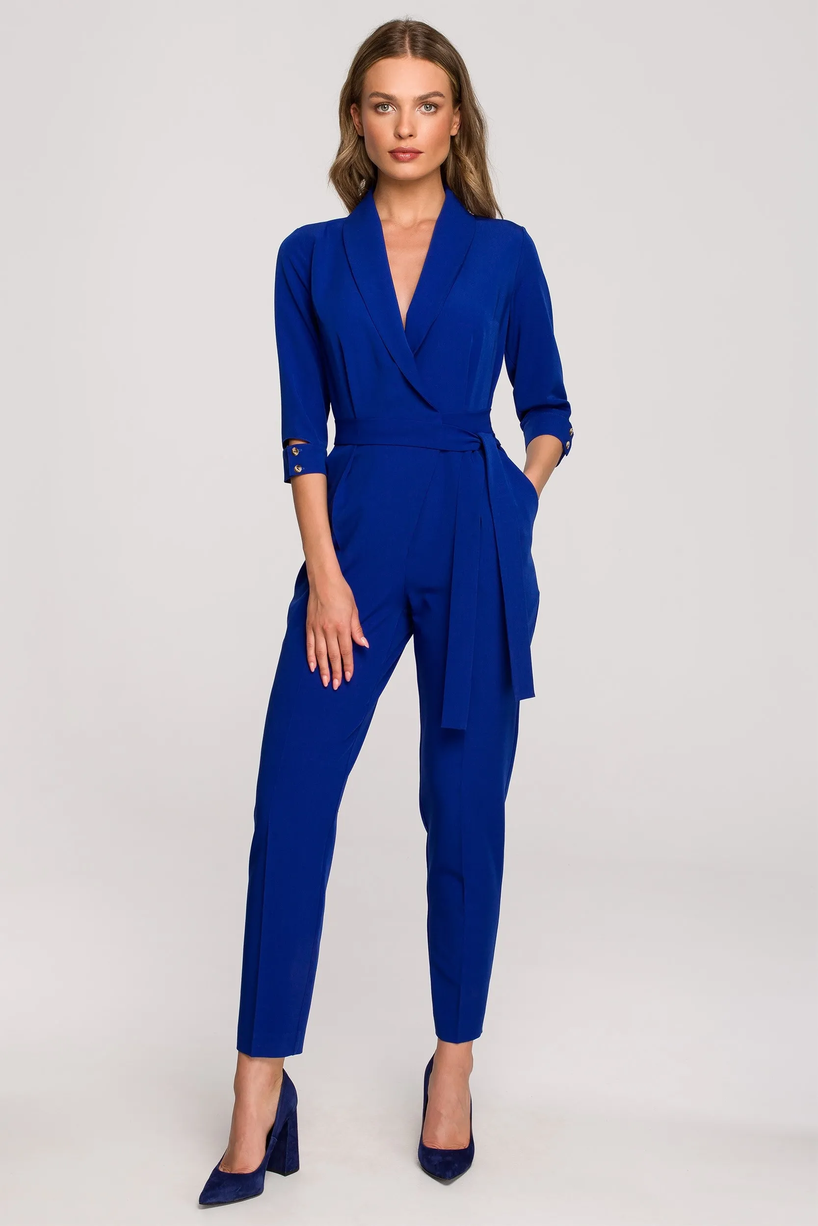 Elegancki kombinezon z szalowym kołnierzem krótki rękaw - Chabrowy - Rozmiar: M