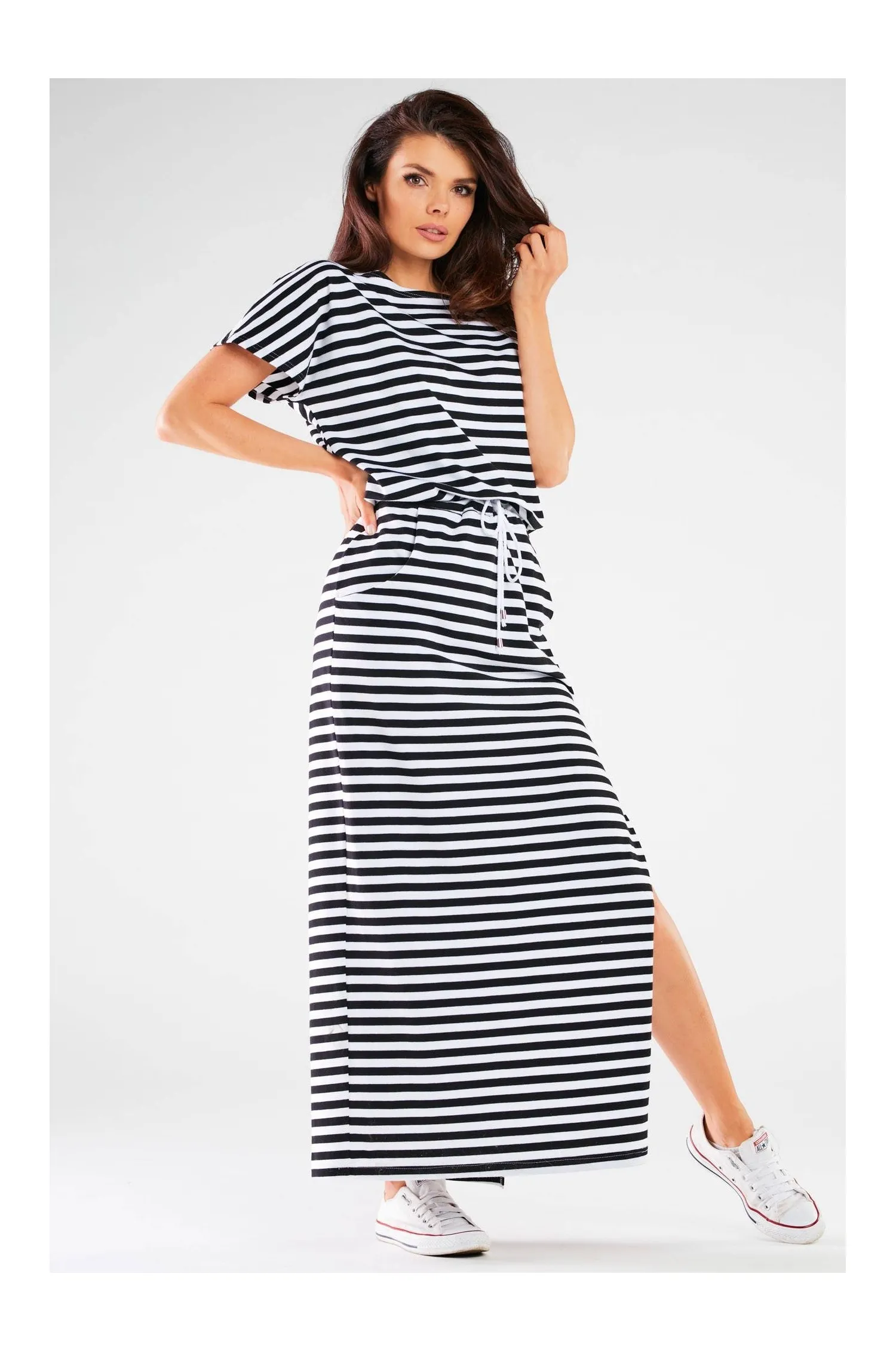 Długa dzianinowa sukienka z rozcięciem - czarne paski - Rozmiar: S